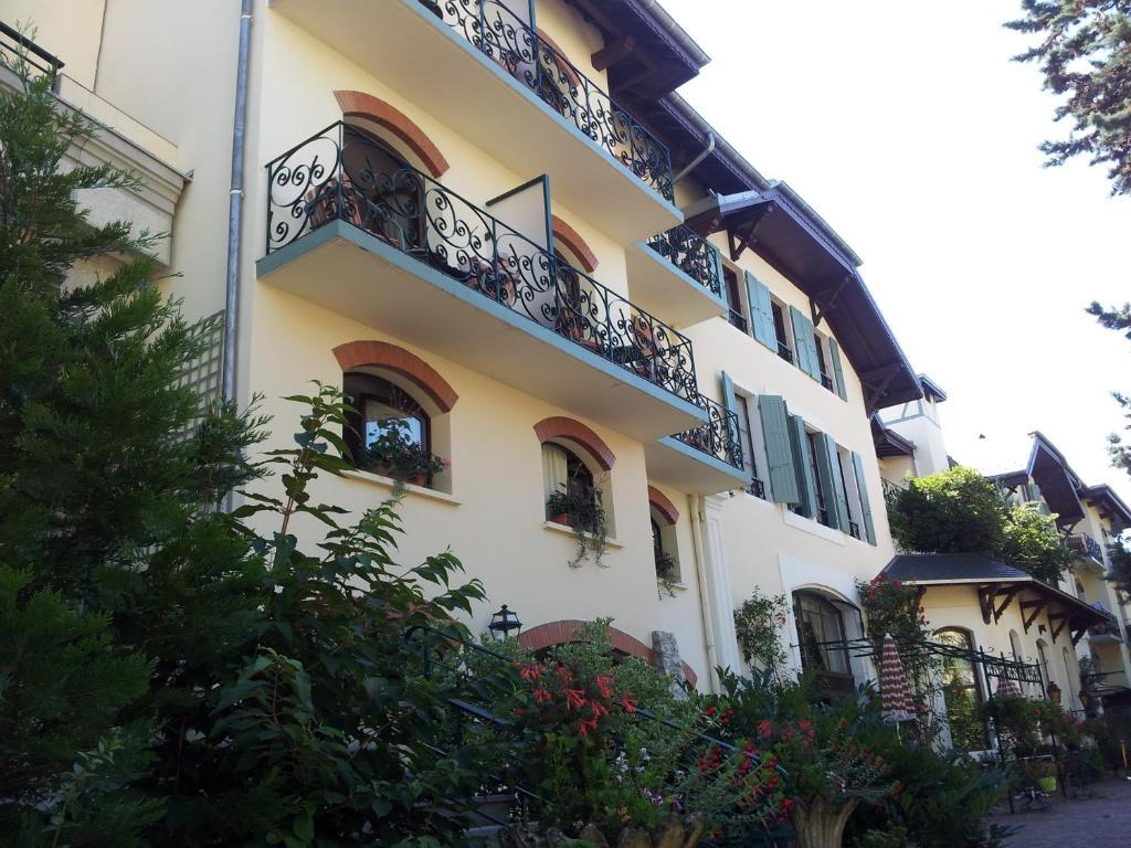 Aux Meubles Du Manoir Aparthotel Aix-les-Bains Exterior foto